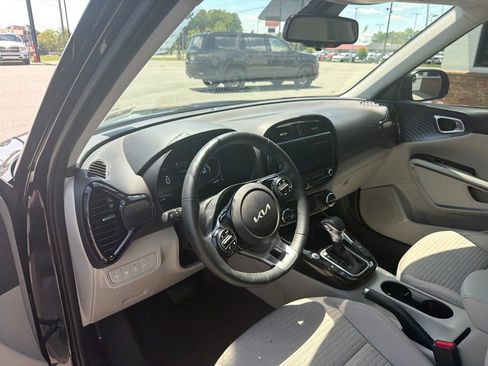 Used 2025 Kia Soul EX FWD image 4