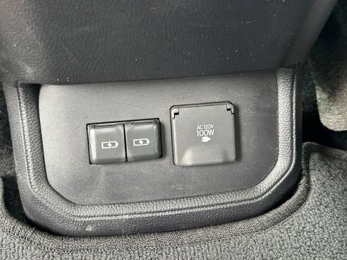 Used 2023 Toyota Highlander Platinum FWD image 24