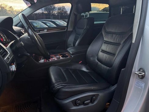 Used 2014 Volkswagen Touareg TDI image 27