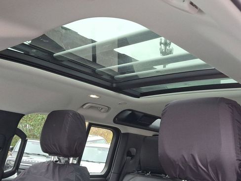 Used 2024 Land Rover Defender 110 S image 21