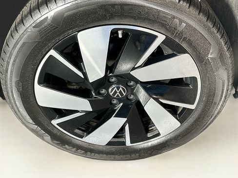 Used 2025 Volkswagen Atlas Cross Sport SE image 11