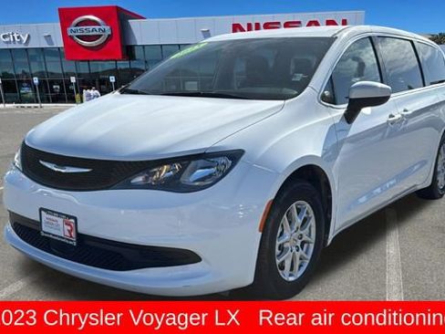 Used 2023 Chrysler Voyager LX image 7