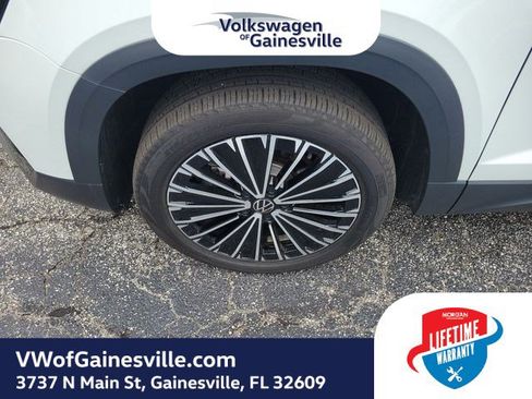 Used 2025 Volkswagen Taos SE FWD image 5