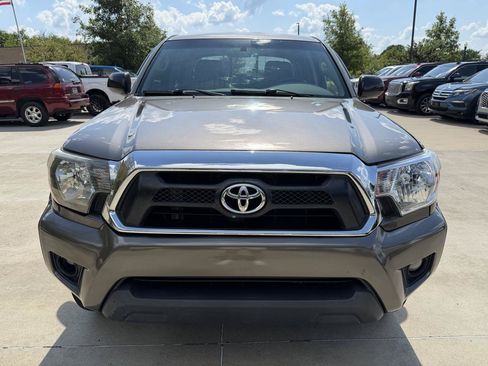 Used 2015 Toyota Tacoma PreRunner w/ SR5 Package RWD image 2