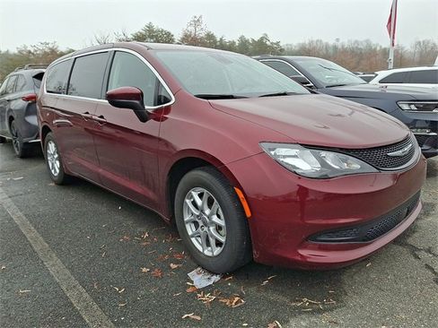 Used 2023 Chrysler Voyager LX image 3
