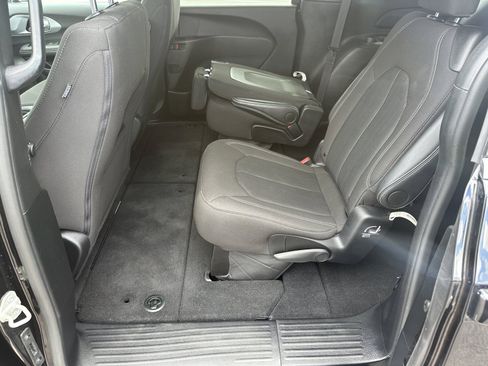 Used 2024 Chrysler Pacifica Touring FWD image 20