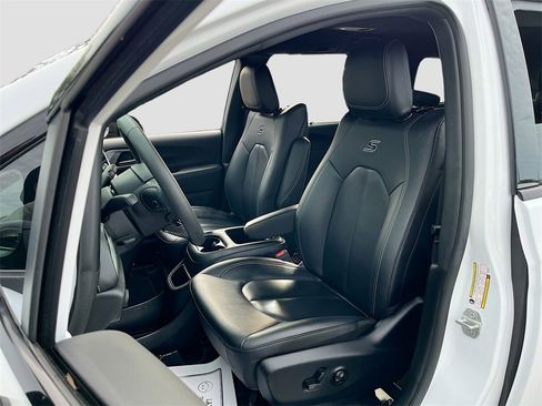 Used 2024 Chrysler Pacifica Touring-L w/ Uconnect Theater Family Group image 21