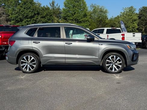 Used 2022 Volkswagen Taos SE FWD image 2