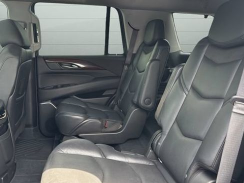 Used 2019 Cadillac Escalade Luxury w/ Escalade Sport Edition AWD/4WD image 24