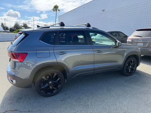 Used 2023 Volkswagen Taos SE w/ Panoramic Sunroof Package FWD image 3