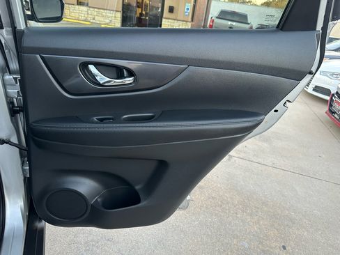 Used 2017 Nissan Rogue SV image 21