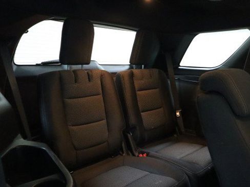 Used 2018 Ford Explorer XLT image 12