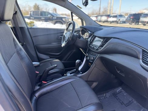 Used 2019 Chevrolet Trax LT w/ LT Convenience Package image 11