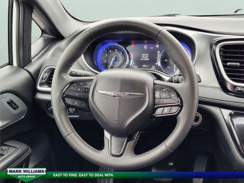 Used 2023 Chrysler Pacifica Touring-L w/ S Appearance Package image 12