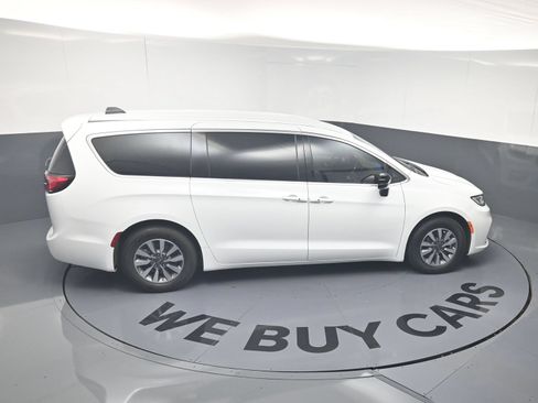Used 2024 Chrysler Pacifica Limited FWD image 34