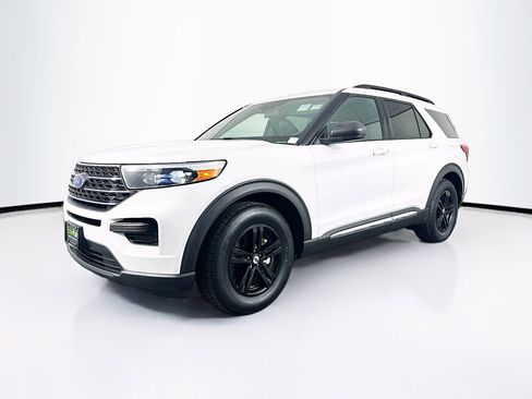 Used 2020 Ford Explorer XLT image 3