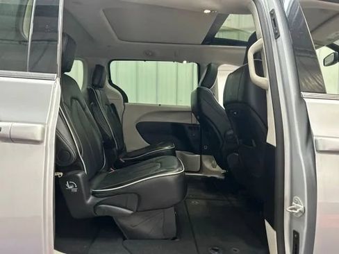 Used 2024 Chrysler Pacifica Limited FWD image 19