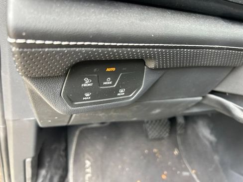 Used 2024 Volkswagen Atlas Cross Sport SE FWD image 27