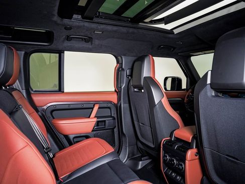 Used 2025 Land Rover Defender 110 image 16