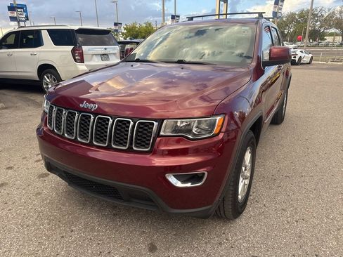 Used 2020 Jeep Grand Cherokee Laredo image 3