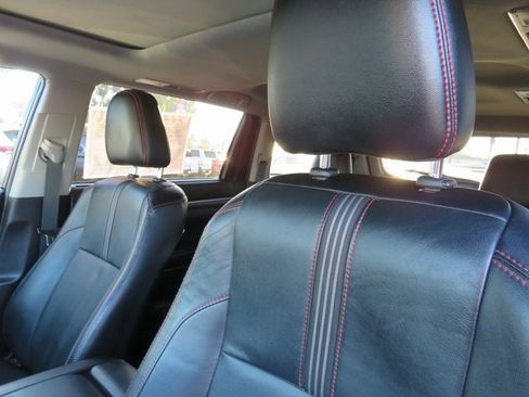 Used 2019 Toyota Highlander SE image 16