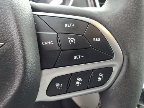 Used 2024 Chrysler Pacifica Touring-L FWD image 20