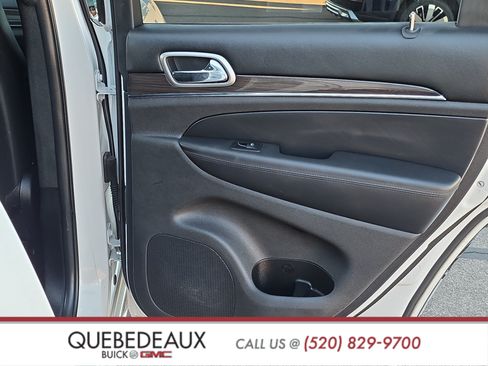 Used 2018 Jeep Grand Cherokee Overland AWD/4WD image 24