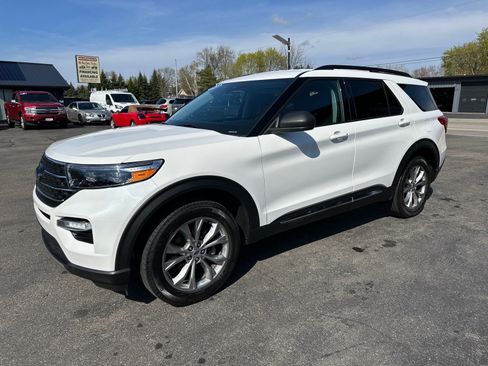 Used 2023 Ford Explorer XLT w/ Equipment Group 202A AWD/4WD image 8