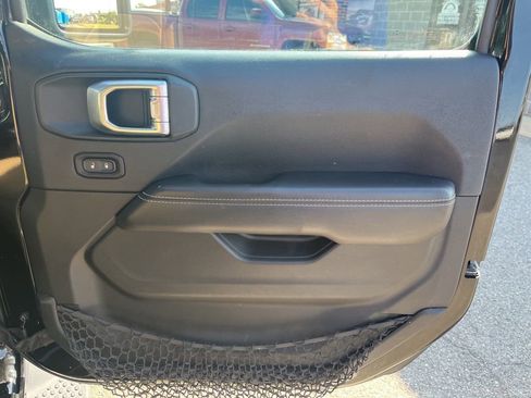 Used 2018 Jeep Wrangler Unlimited Sahara image 29