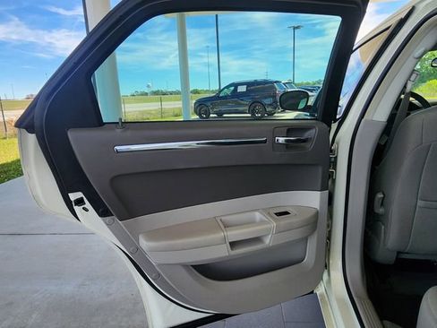 Used 2010 Chrysler 300 Touring image 16