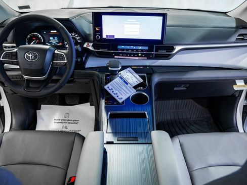 New 2026 Toyota Sienna XLE image 21