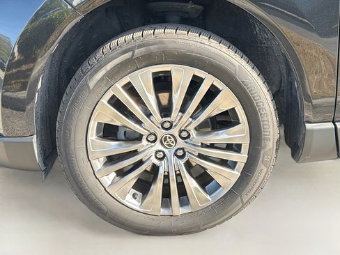 Used 2022 Toyota Venza XLE image 37