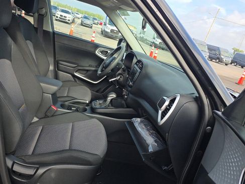 Used 2025 Kia Soul LX w/ LX Technology Package FWD image 6