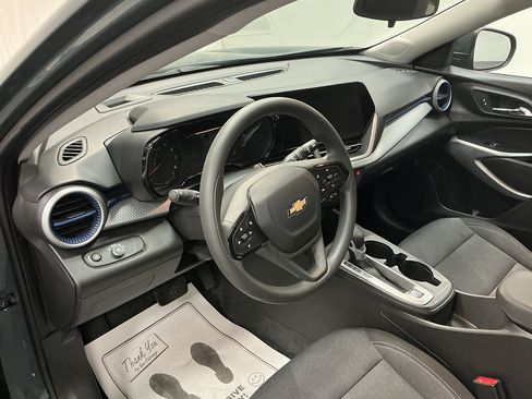 Used 2025 Chevrolet Trax LS w/ LS Convenience Package FWD image 10