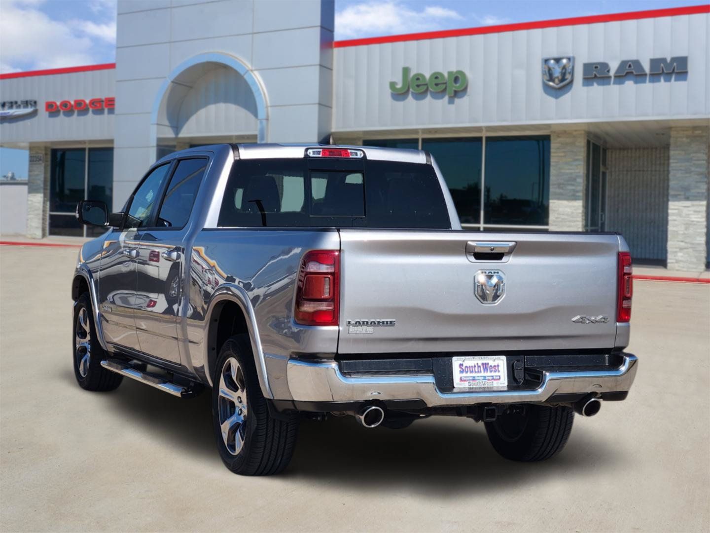 Used 2022 RAM 1500 Laramie AWD/4WD image 4