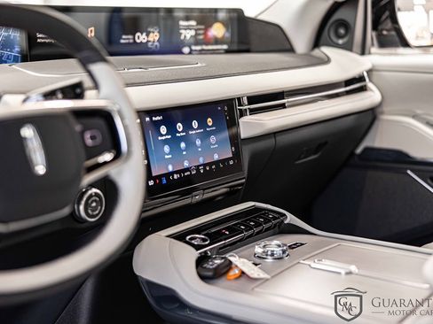 Used 2025 Lincoln Navigator Reserve image 21