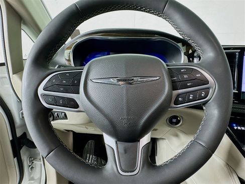Used 2022 Chrysler Pacifica Limited image 39