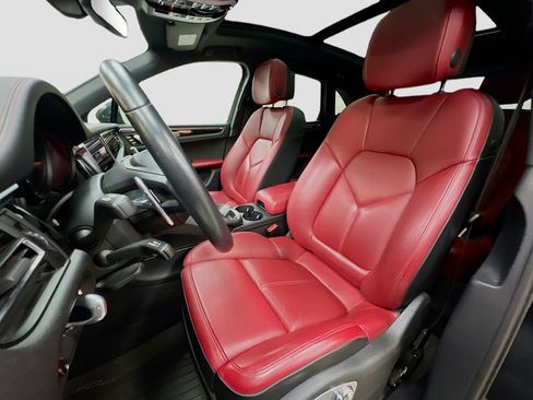 Certified 2023 Porsche Macan AWD/4WD image 5