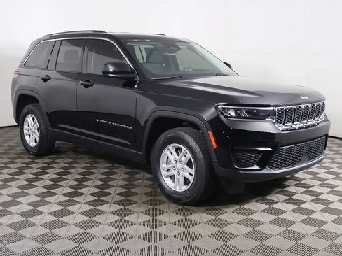 Used 2023 Jeep Grand Cherokee Laredo AWD/4WD image 42