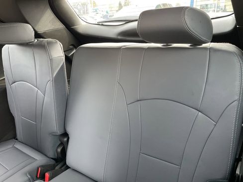 Used 2023 Buick Enclave Essence w/ Sport Touring Edition image 12