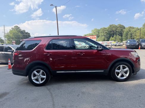 Used 2018 Ford Explorer XLT w/ Equipment Group 201A FWD image 4