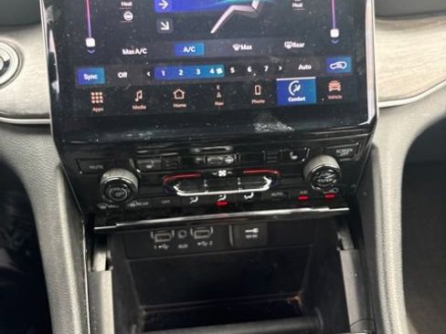 Used 2023 Jeep Grand Cherokee L Limited AWD/4WD image 11