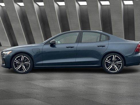 Used 2019 Volvo S60 T8 R-Design image 7