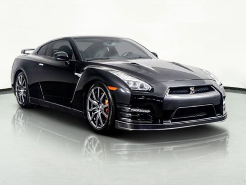 Used 2015 Nissan GT-R Premium image 3