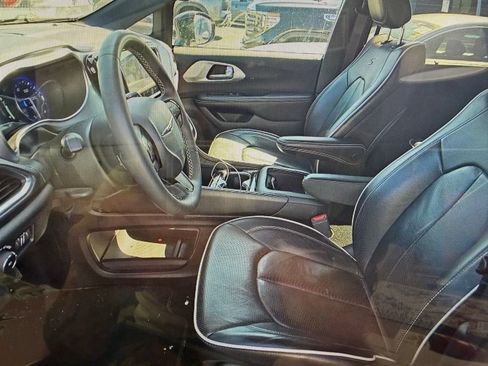 Used 2025 Chrysler Pacifica Limited FWD image 9