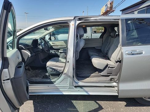 Used 2021 Toyota Sienna XLE FWD image 5