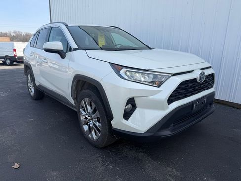 Used 2021 Toyota RAV4 XLE Premium image 3