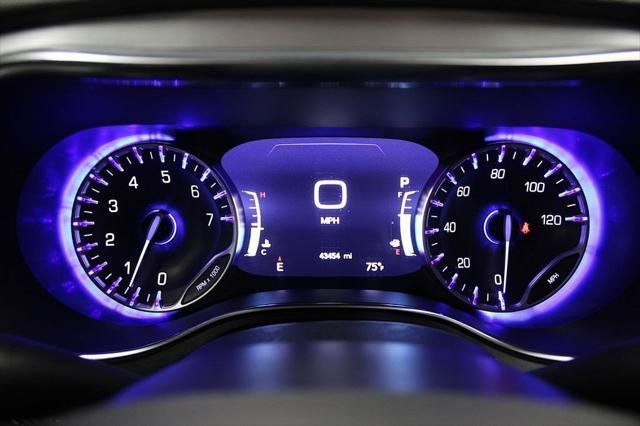 Certified 2025 Chrysler Pacifica Limited FWD image 12