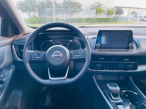 Used 2023 Nissan Rogue SV FWD image 11
