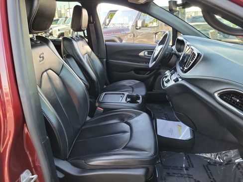 Used 2023 Chrysler Pacifica Touring-L w/ S Appearance Package image 17